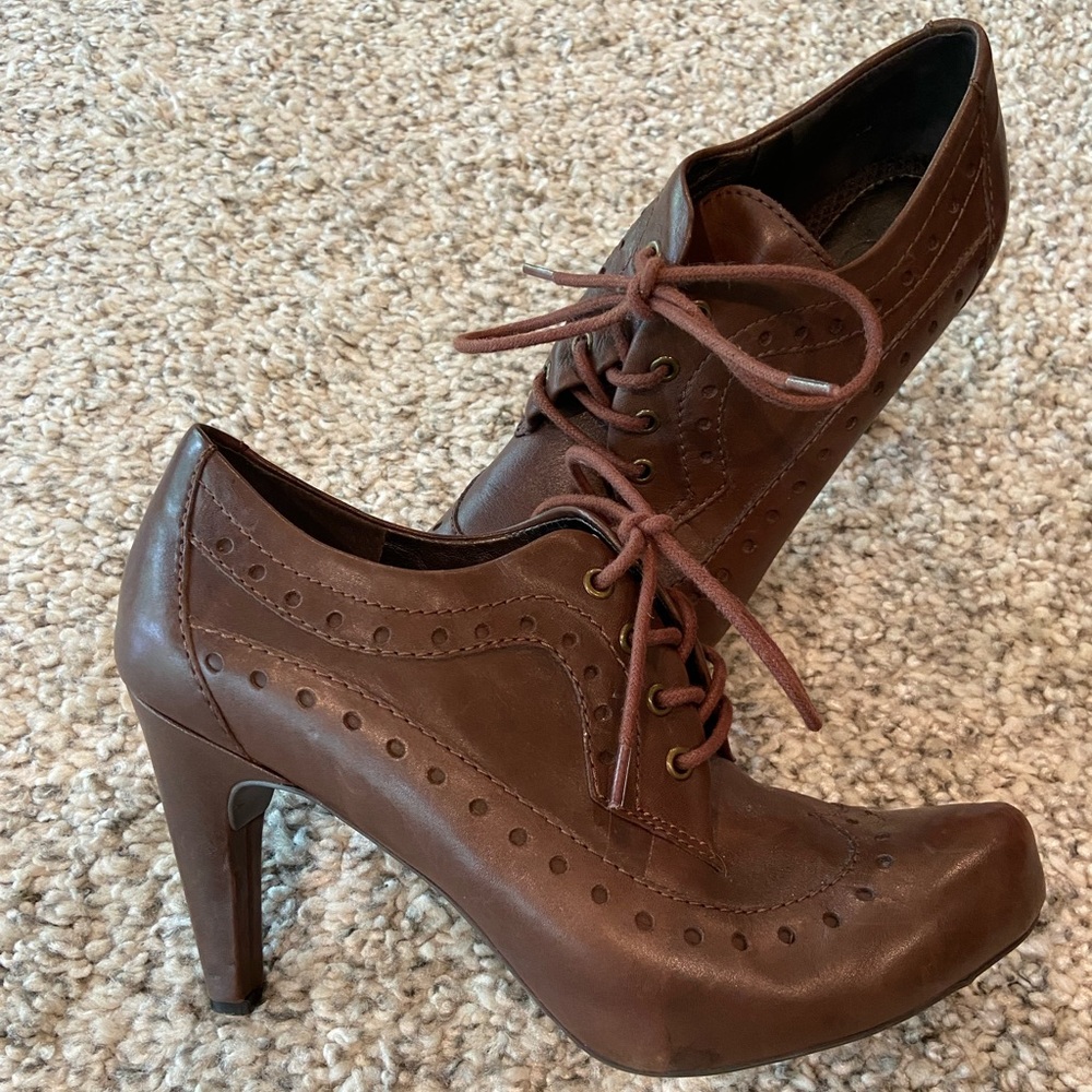 Easy Spirit AntiGravity Wing Tip Heels!
